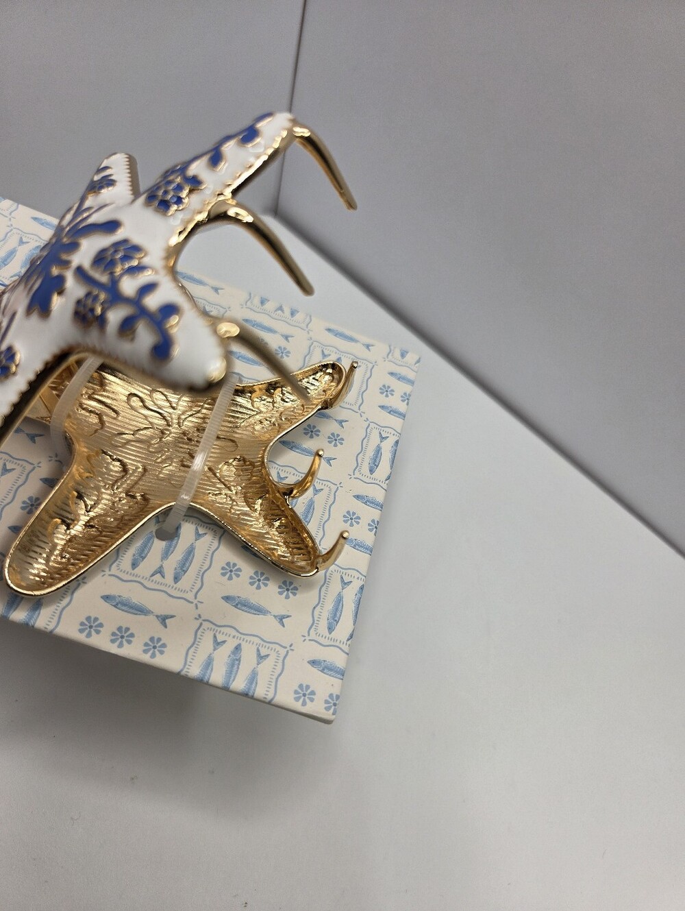 💙▪️Persimmon ▪️White & Blue Starfish Hair Metal Claw Clip with Gold Accents - Picture 6 of 8